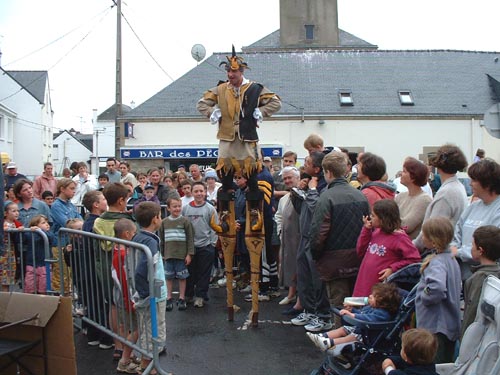 les echassiers sur la place edouard moreau à La Turballe
