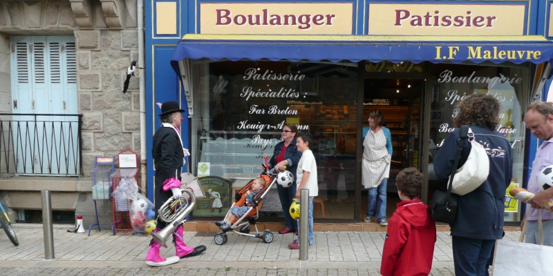 le Clown Croquignol devant la boulangerie Maleuvre à La Turballe