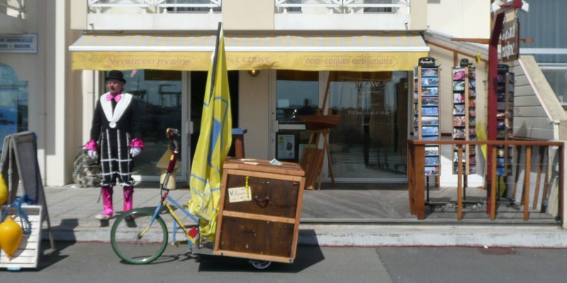 le clown Croquignol devant le magasin atelier l'Etrave à La Turballe