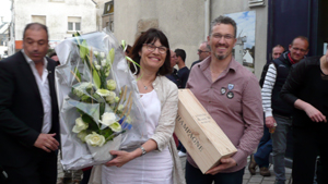 Isabelle et Antoine reçoivent leurs cadeaux pour les 30 ans de la boulangerie