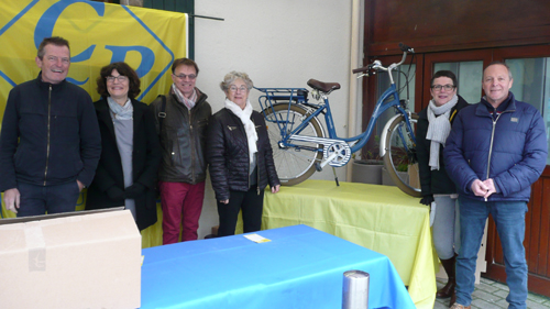 La gagnante du vélo électrique entourée des commerçants "Carte Privilège"