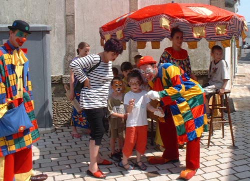 animations de rue avec la clowns pour la carte privilège la turballe